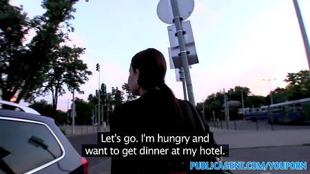 Турист раскручивает брюнетку на жаркие секс