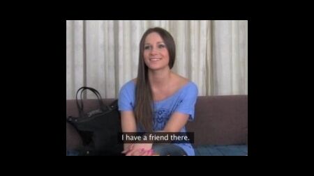 Привлекательная девушка захотела попробовать себя на порно кастинге