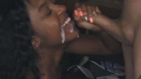 Аппетитная негритоска вскочила на белый дрын