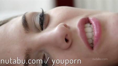 Утренняя мастурбация прекрасной девушки