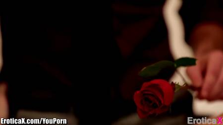 Небритый любовник овладел подругой в постели и кончил прямо в нее