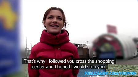 Красавчик вышел на сексуальную охоту и отодрал милашку на природе