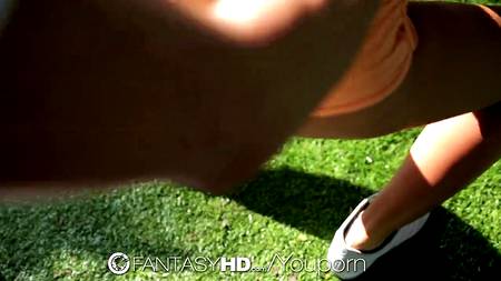 Отличного телосложения самец умело подкатил к молоденькой девчонке