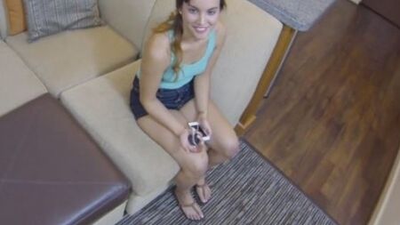 Отрабатывает ремонт автомобиля своим влагалищем