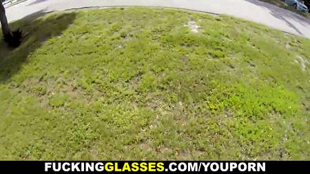 Отрабатывает ремонт автомобиля своим влагалищем