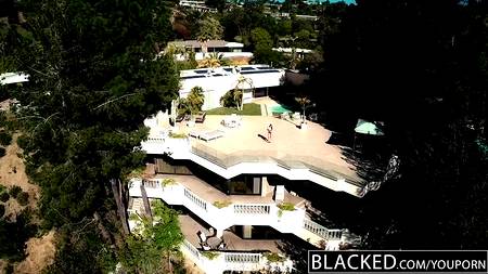 Толстушка пригласила к себе чернокожего любовника