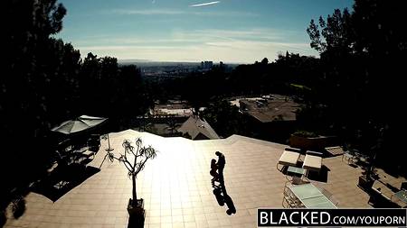 Толстушка пригласила к себе чернокожего любовника