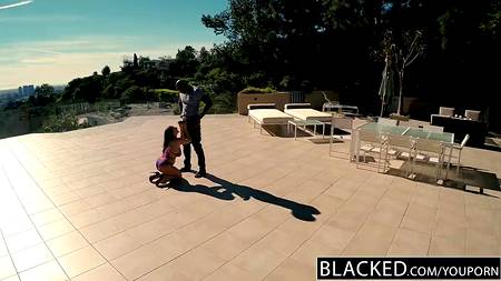 Толстушка пригласила к себе чернокожего любовника