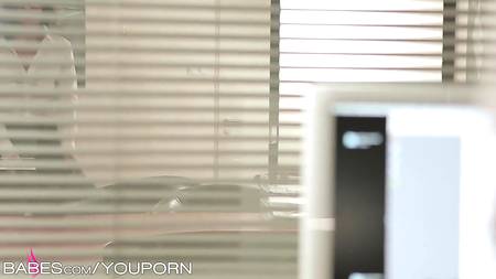 Страстная секретарша отдалась на работе