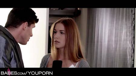 Рыженькая деваха встретила своего любимого с работы в нижнем белье