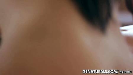 Возбудившаяся от кунилингуса брюнетка оргазмирует на фаллосе кобеля