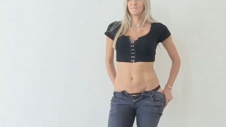 Роскошная блондинка захотела секса перед камерой