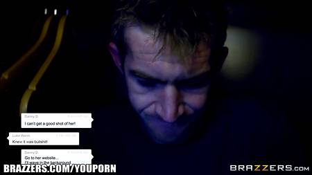 Страстная брюнетка сильно обрадовалась появлению в комнате парня с большим детородным органом