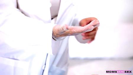 Роскошная зрелая врачиха соблазнила молодую парочку на групповой секс