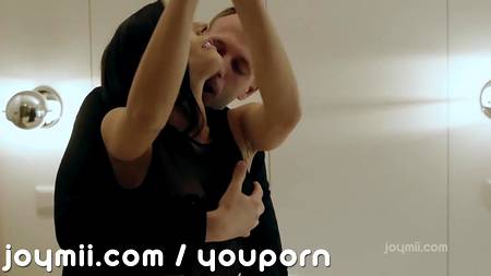 Связанная Kari Sweet не против пошалить с любимым