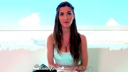 Стройная модель отчаянно трахается во время кастинга