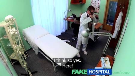 Доктор довел пациентку до оргазма