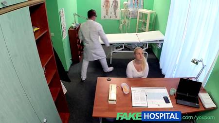 Доктор довел пациентку до оргазма