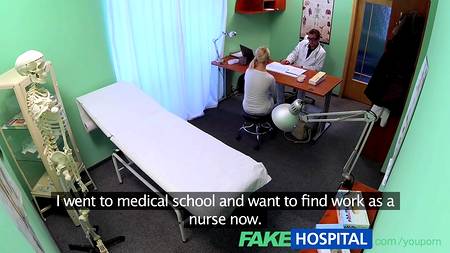 Доктор довел пациентку до оргазма