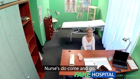 Доктор довел пациентку до оргазма