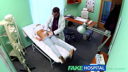 Доктор довел пациентку до оргазма