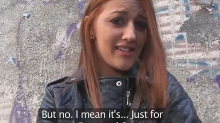 Рыженькая красотка изрядно работает влагалищем