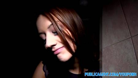 Рыженькая красотка изрядно работает влагалищем