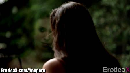 Мужчина подарил брюнетке незабываемый оргазм