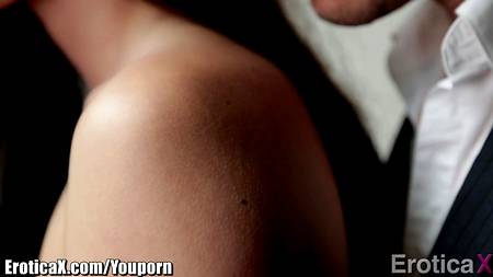 Мужчина подарил брюнетке незабываемый оргазм