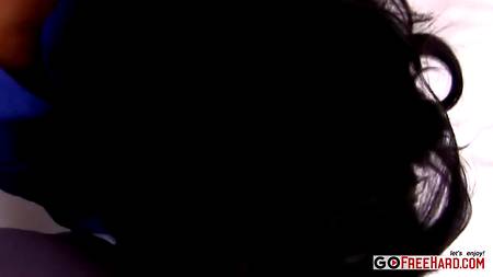 Пышногрудая модель раздвинула ножки перед фотографом