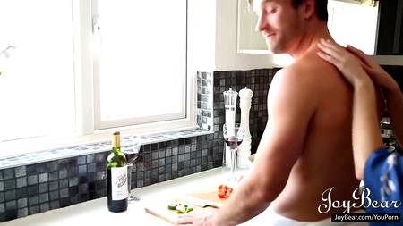 Рыжая девка раздвинула ноги после утренней пробежки