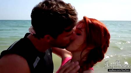 Жаркий секс после тренировки на берегу пляжа