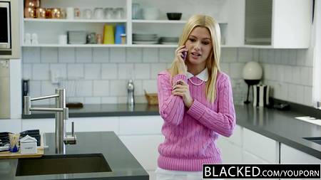 Нежная блондинка обхаживает черного парня