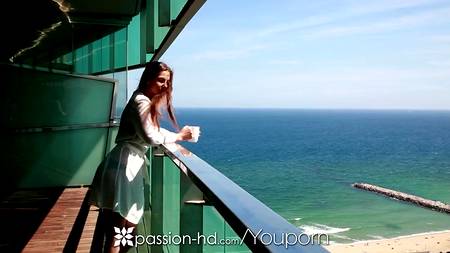 Брюнетка разбудила своего мужика чтоб заняться любовью