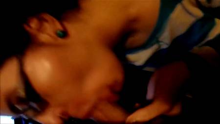 Очкастая девица показала качественный домашний минет