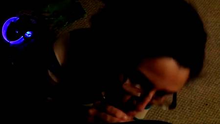 Очкастая девица показала качественный домашний минет