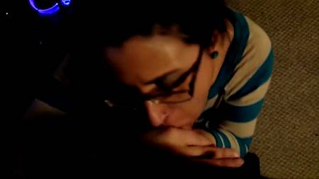 Очкастая девица показала качественный домашний минет