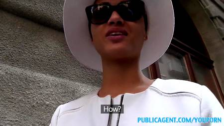 Красивая девушка знает как легко заработать деньжат