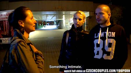 Развратная парочка запикапила другую пару для оргии в подьезде