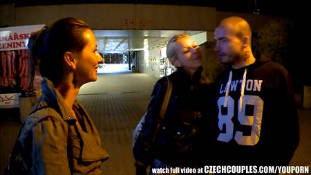 Развратная парочка запикапила другую пару для оргии в подьезде