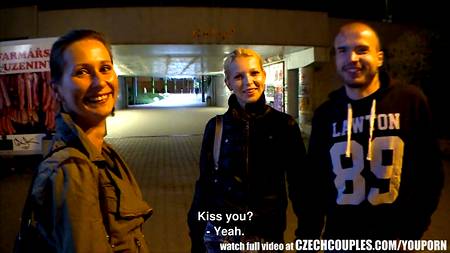 Развратная парочка запикапила другую пару для оргии в подьезде