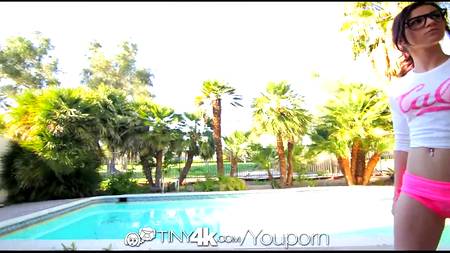 Миниатюрная девушка навестила своего лучшего любовника