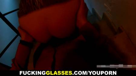 Пикапер сношает русскую брюнетку на лестничной клетке магазина