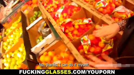 Пикапер сношает русскую брюнетку на лестничной клетке магазина