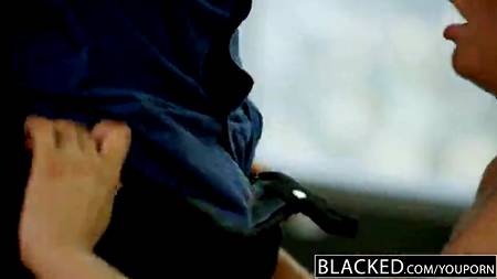 Брюнетка радостно встретила чернокожего любовника