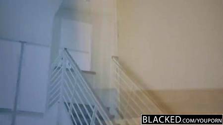 Брюнетка радостно встретила чернокожего любовника