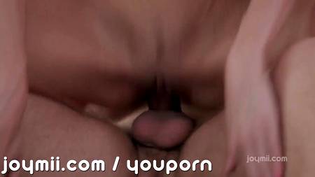 Влюбленная парочка испытывает пик экстаза во время жарких отношений в постели