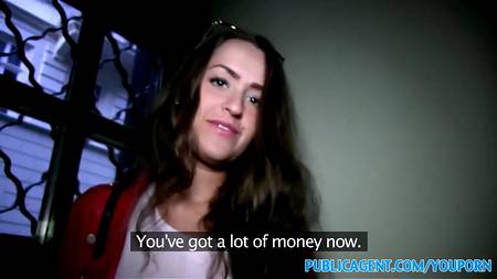 Девушка с наслаждением заработала прилично деньжат