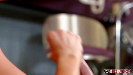 Страстная телка нежно сосет длинный хуй приятеля