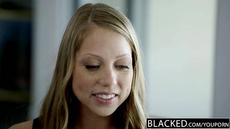 Сексапильная малышка попросила чернокожего жеребца придти и ее трахнуть